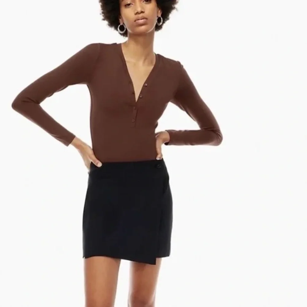 Aritzia Babaton Contour Henley Longsleeve V-neck Bodysuit in Coffee Bean - Picture 1 of 6